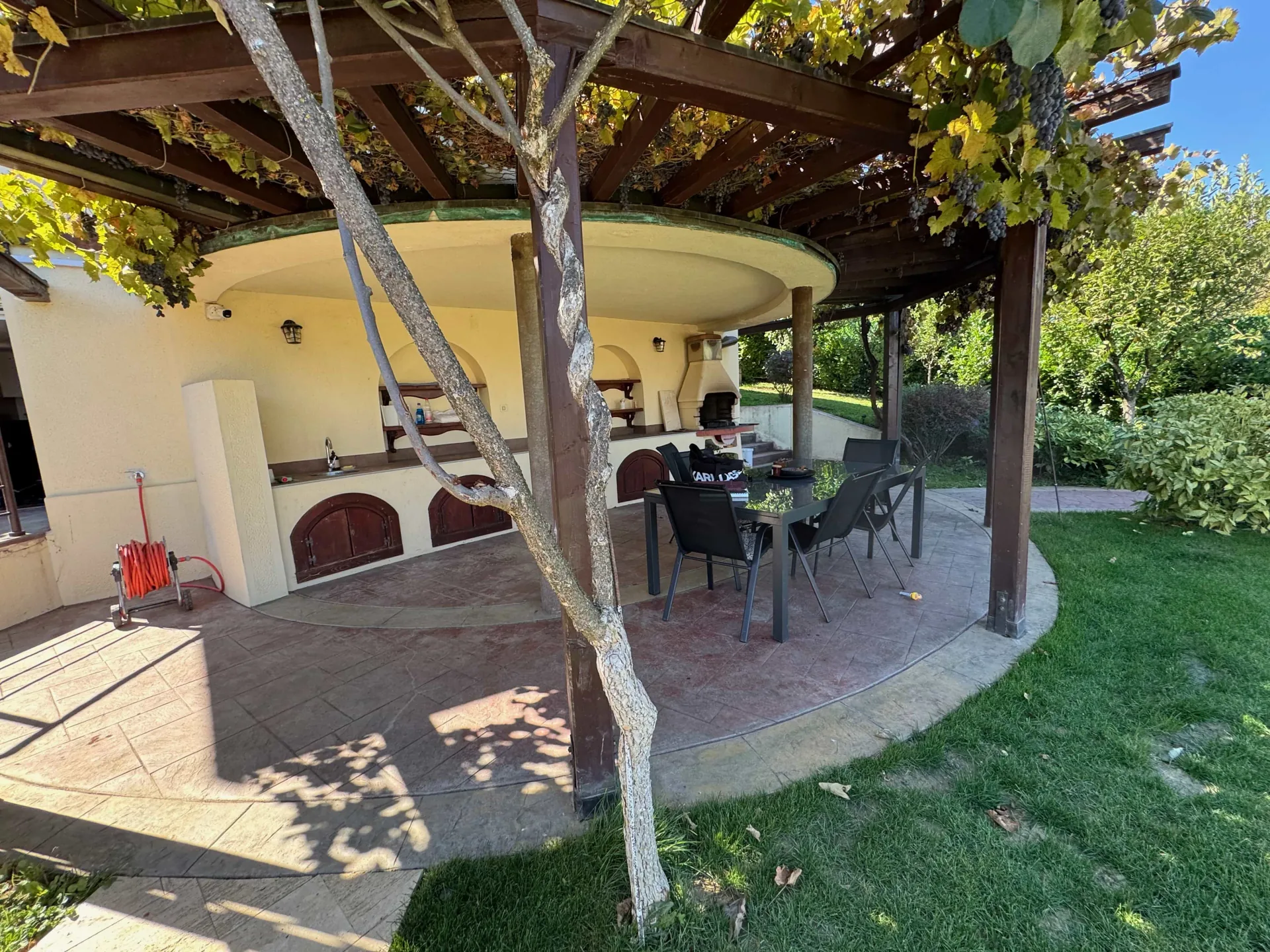 Pergola sa spoljašnjom trpezarijom pored bazena