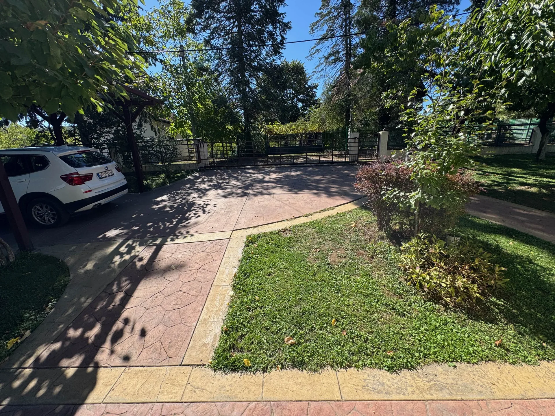 Panoramski pogled na vilu sa bazenom — Trešnja, Beograd